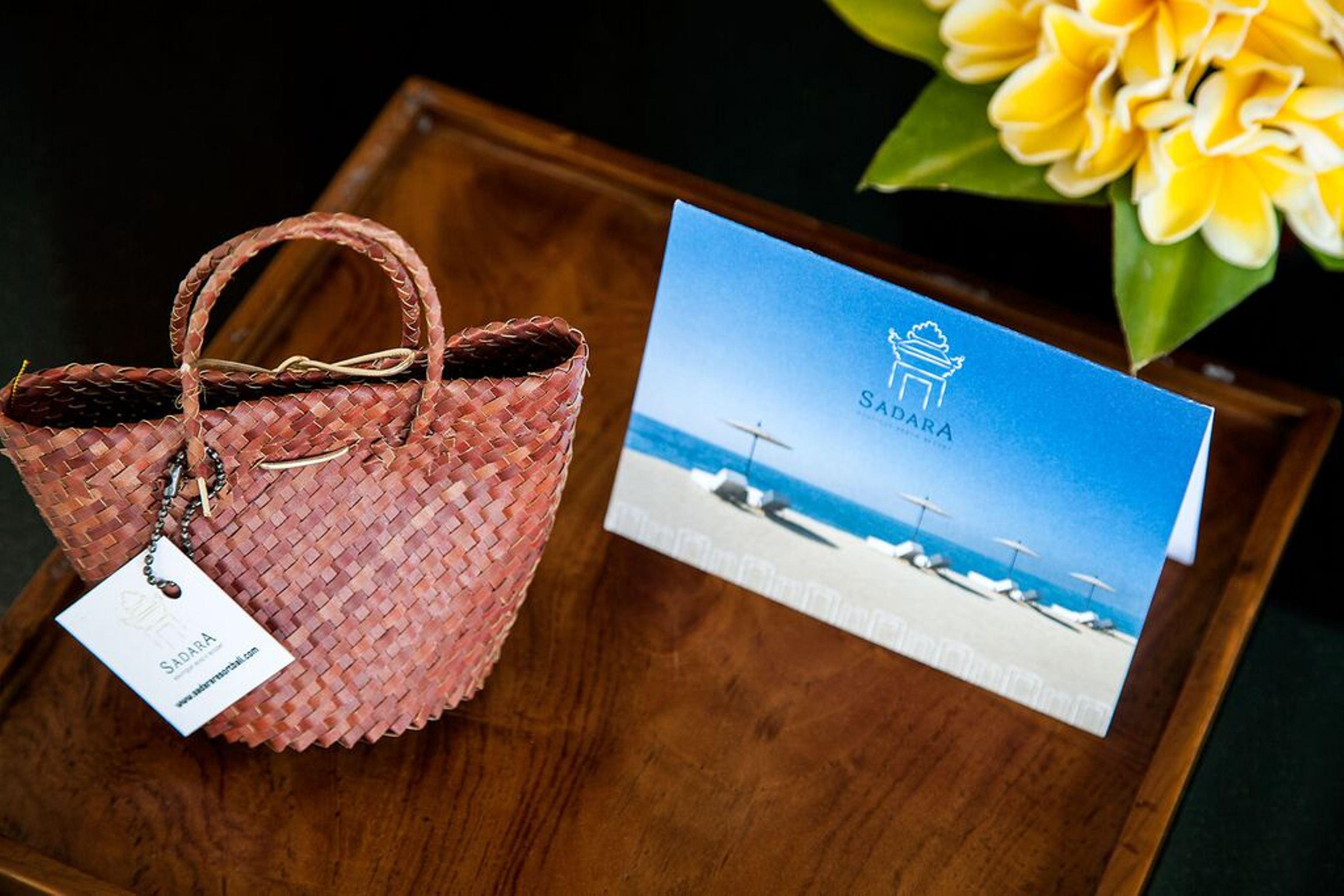 صدارة بوتيك بيتش ريزورت نوسا دوا المظهر الخارجي الصورة A bag and a card from the hotel