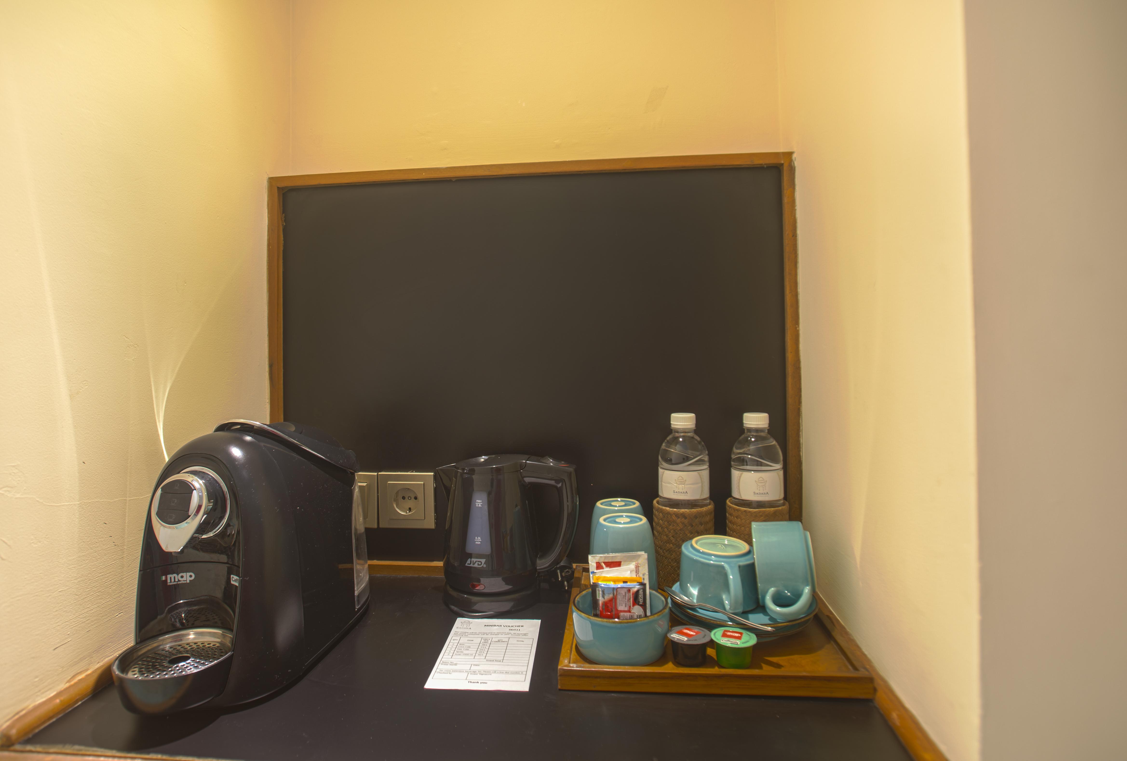 صدارة بوتيك بيتش ريزورت نوسا دوا المظهر الخارجي الصورة A Nespresso coffee machine in a hotel room
