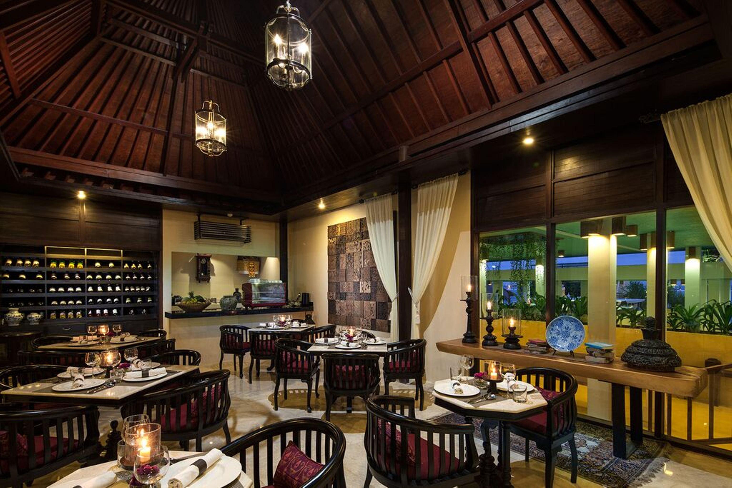 صدارة بوتيك بيتش ريزورت نوسا دوا المظهر الخارجي الصورة The interior of the restaurant