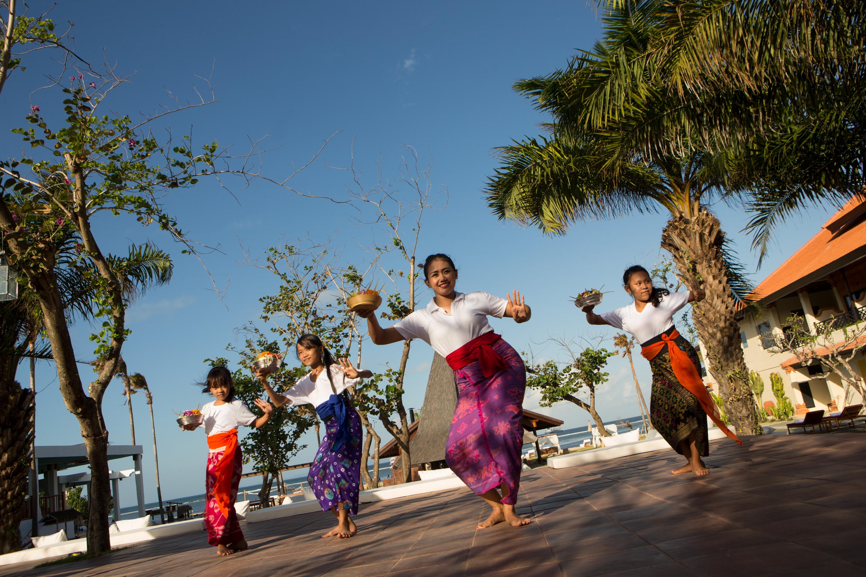 صدارة بوتيك بيتش ريزورت نوسا دوا المظهر الخارجي الصورة A traditional dance in Myanmar