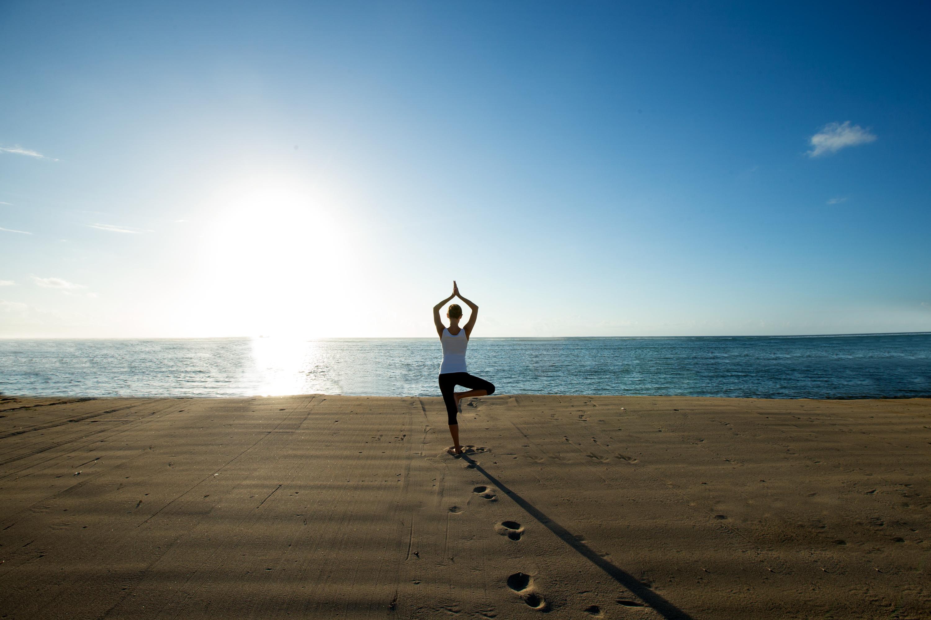 صدارة بوتيك بيتش ريزورت نوسا دوا المظهر الخارجي الصورة A person practicing yoga