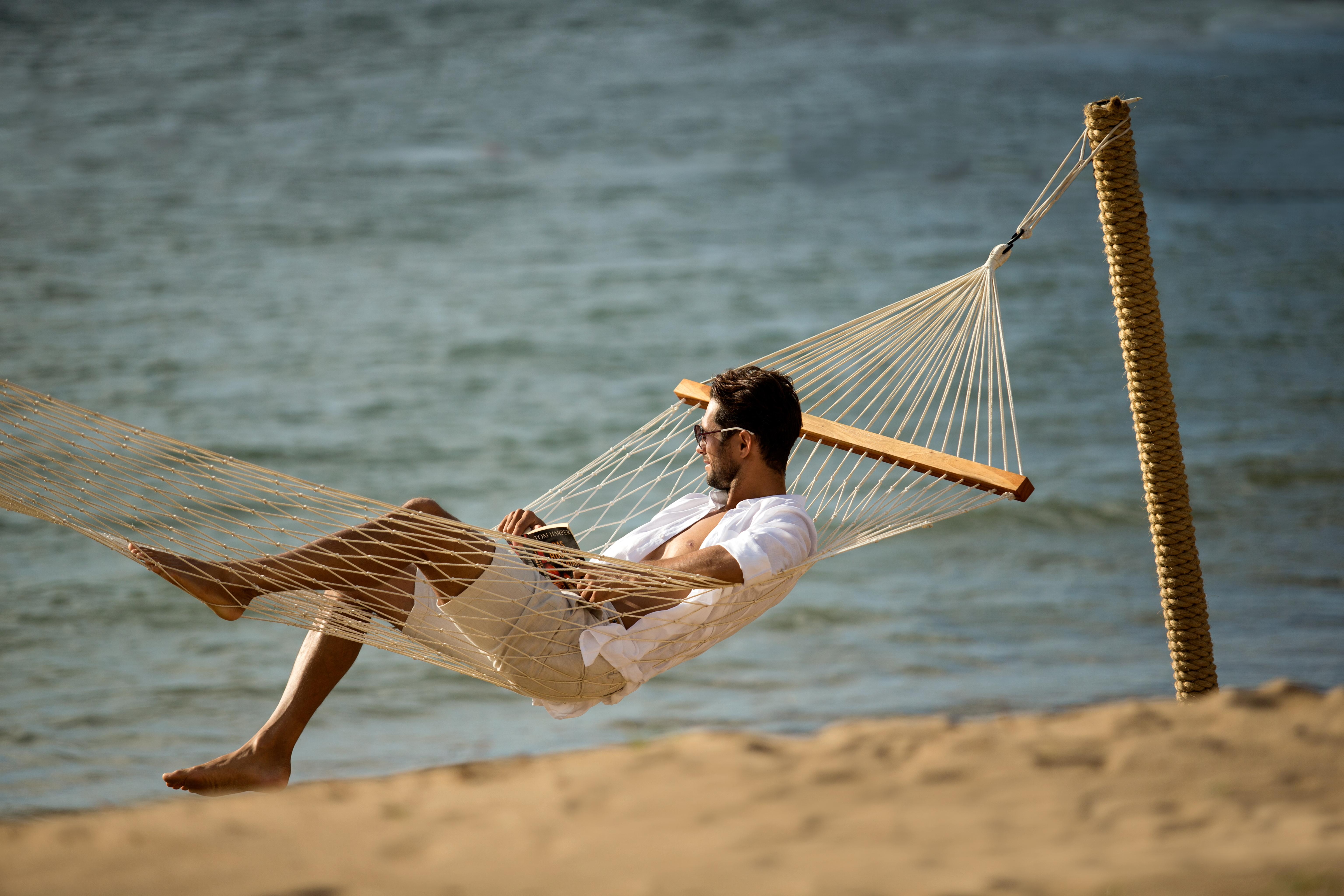 صدارة بوتيك بيتش ريزورت نوسا دوا المظهر الخارجي الصورة A man relaxing in a hammock