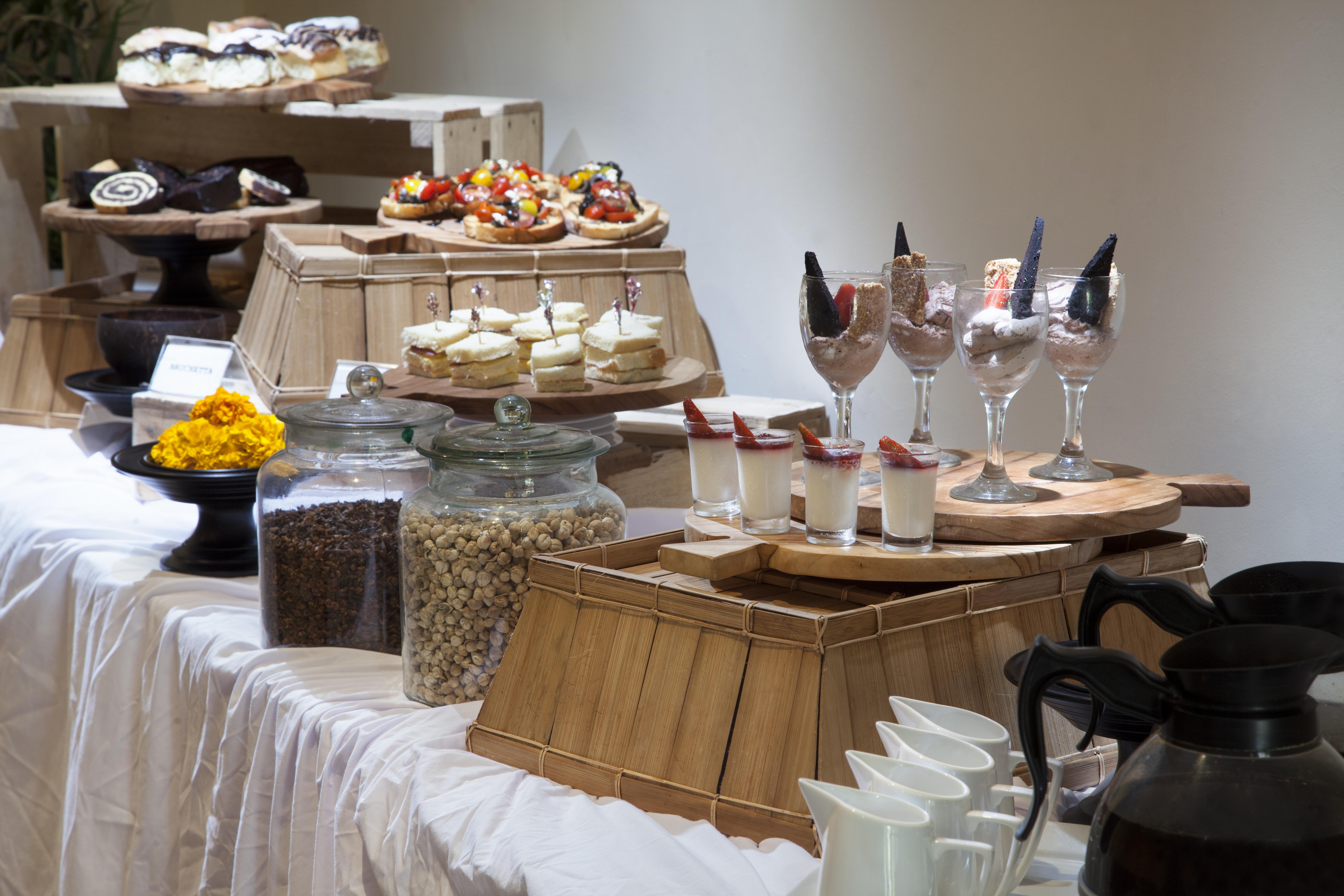 صدارة بوتيك بيتش ريزورت نوسا دوا المظهر الخارجي الصورة A dessert buffet