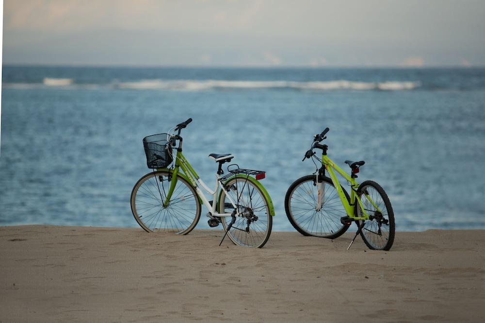 صدارة بوتيك بيتش ريزورت نوسا دوا المظهر الخارجي الصورة Bicycles on the beach
