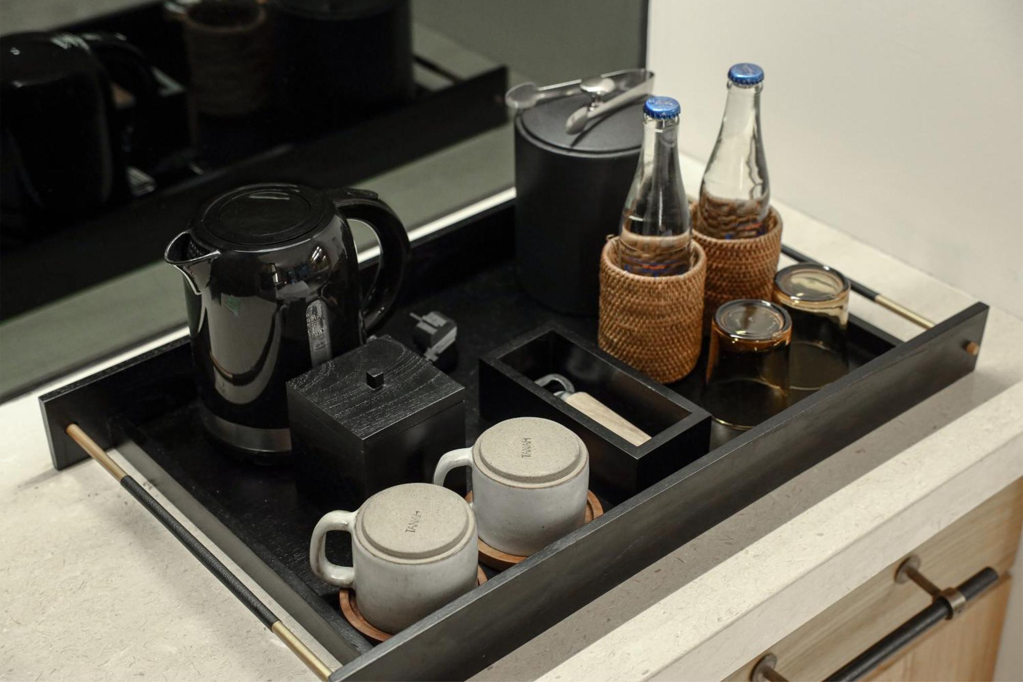 صدارة بوتيك بيتش ريزورت نوسا دوا المظهر الخارجي الصورة A tea and coffee tray in a hotel room